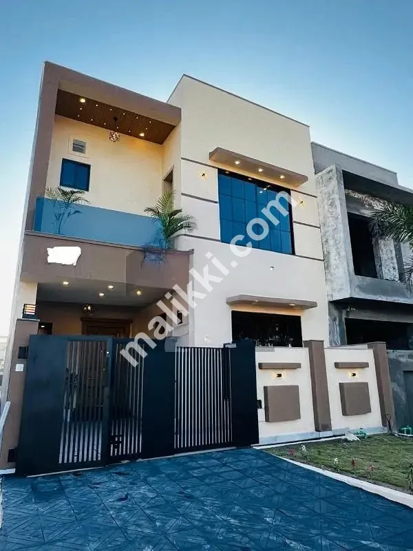 بحریہ ٹاؤن فیز، 8 5 مرلہ بالکل نیا خوبصورت گھر 2 مرلہ ایکسٹرا لینڈ بیک سائیڈ