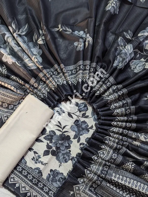 لان 3 پی سی ایس انسٹیچڈ سوٹ