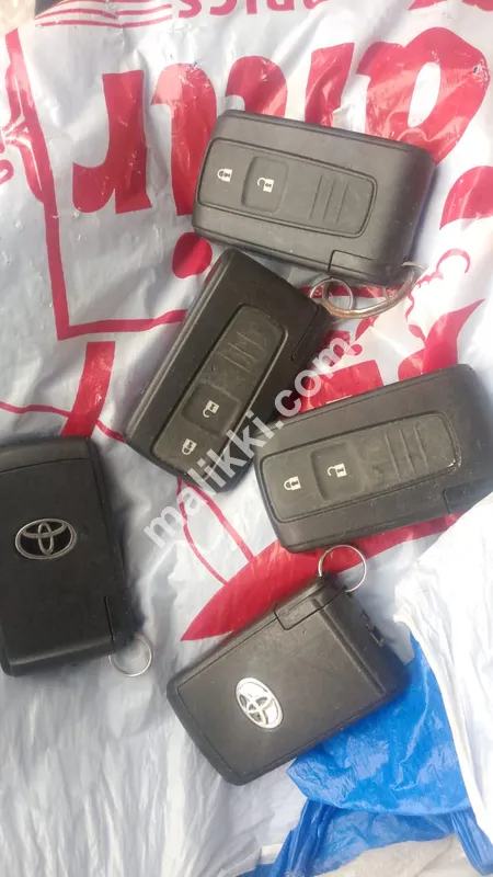 ٹویوٹا کار کی ریموٹ چابی دستیاب ہے۔