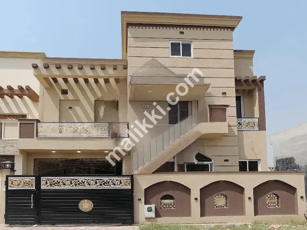 بحریہ ٹاؤن فیز 8 راولپنڈی سیکٹر جی میں 10 مرلہ مکان 5 کمروں میں فروخت کے لیے دستیاب ہے۔