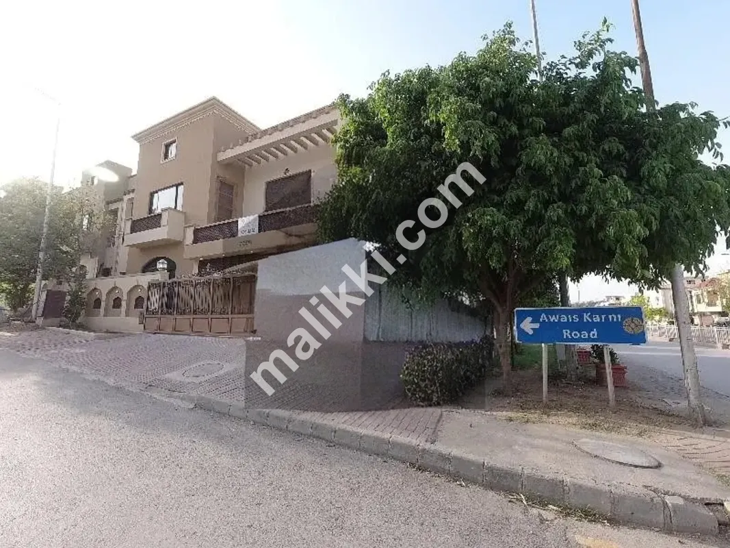 بالکل نیا ڈیزائنر ہاؤس بلیوارڈ میں 10.5 مرلہ کارنر ہاؤس برائے فروخت