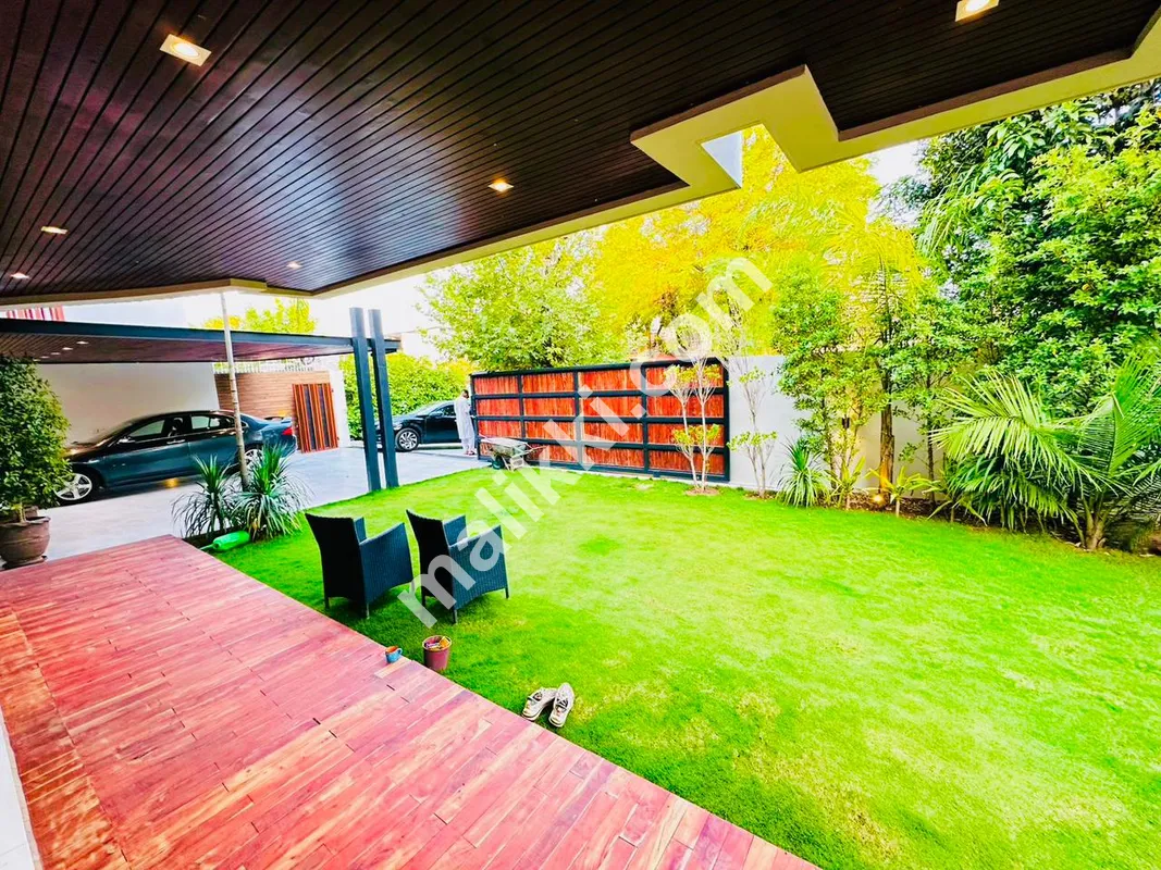 ٹرپل سٹوری بالکل نیا ماڈرن ڈیزائن ہاؤس برائے فروخت