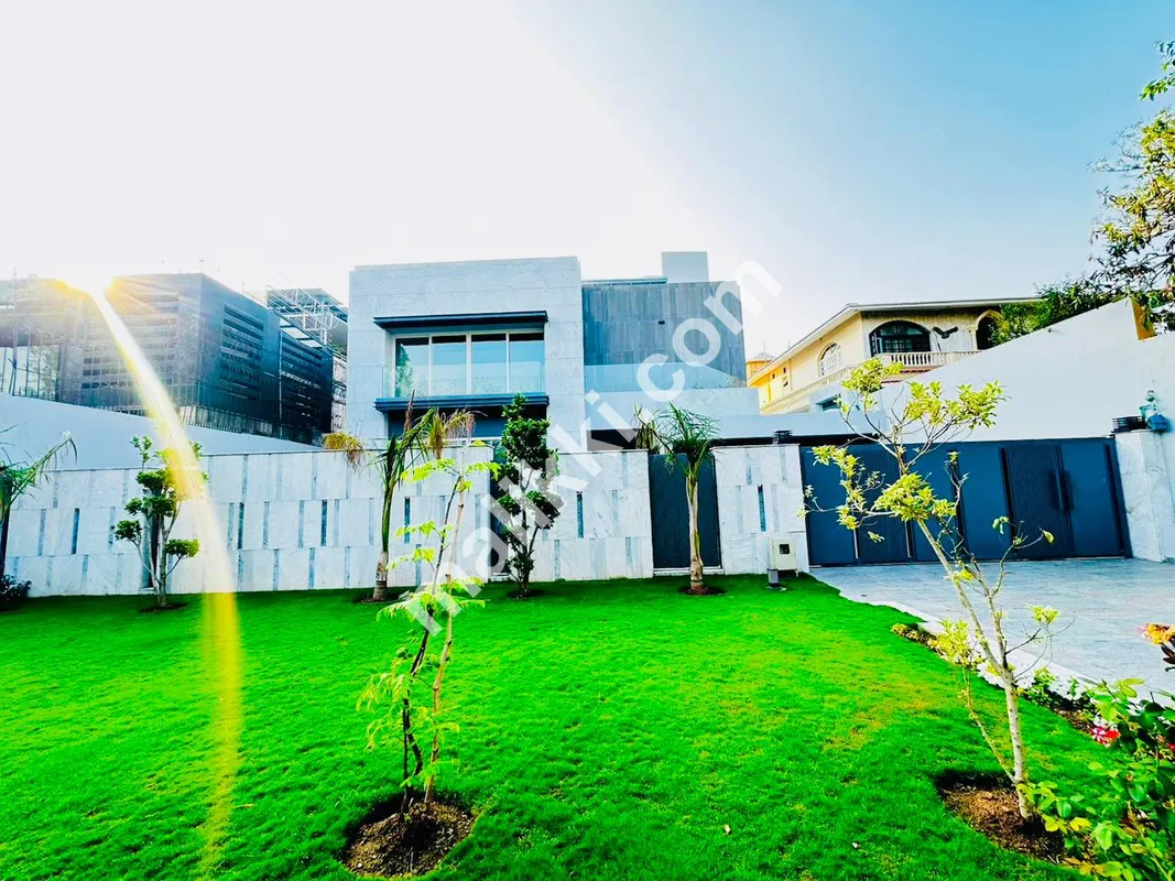  E-7 اسلام آباد میں ٹرپل سٹوری جدید ڈیزائن کا مکان برائے فروخت     