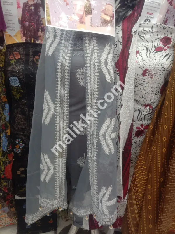 گرے پیور لان 3 پی سی ایس انسٹیچڈ سوٹ آرگنزا دوپٹہ کے ساتھ