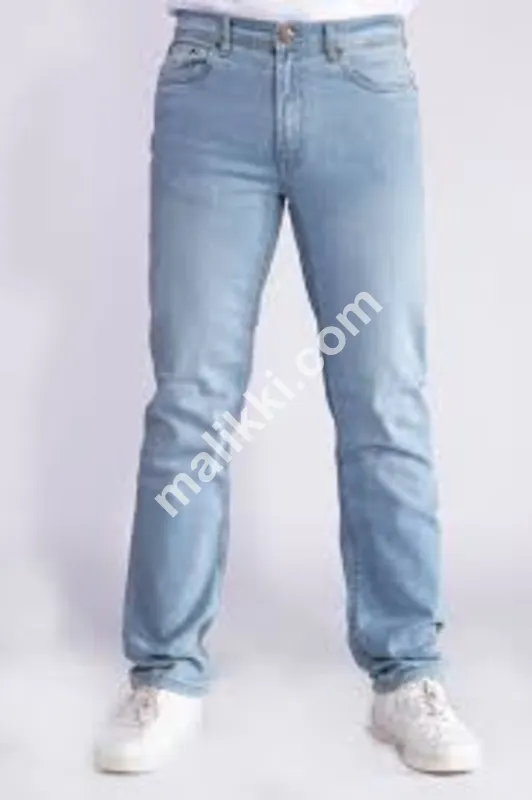 ہلکے نیلے رنگ کی ریگولر فٹ جینز 