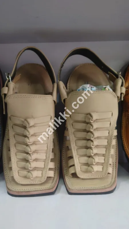 بیج رنگ کے خوبصورت ڈیزائن کے ساتھ بلوچی چپل