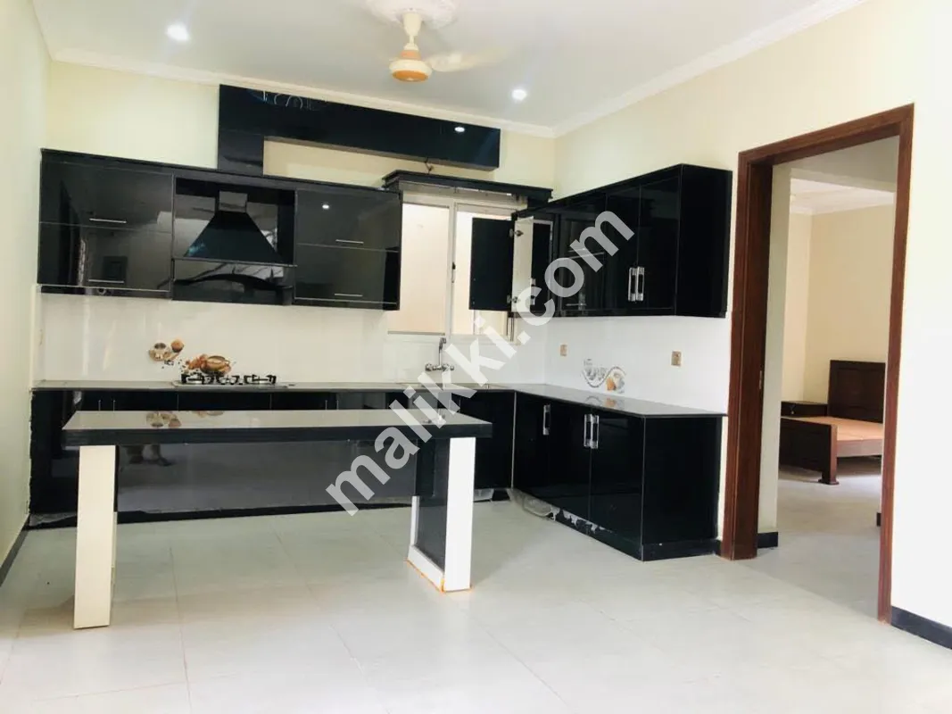 بنی گالہ میں 8 مرلہ مکان کرایہ پر دستیاب ہے۔