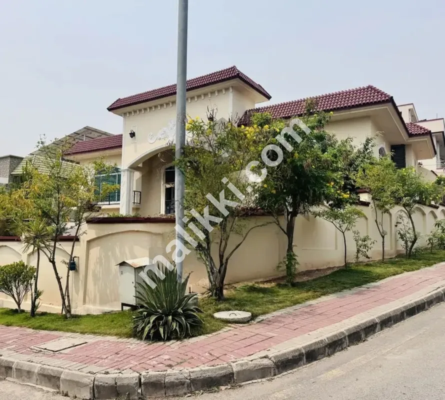 1.5 Kanal House With Basement For Sale