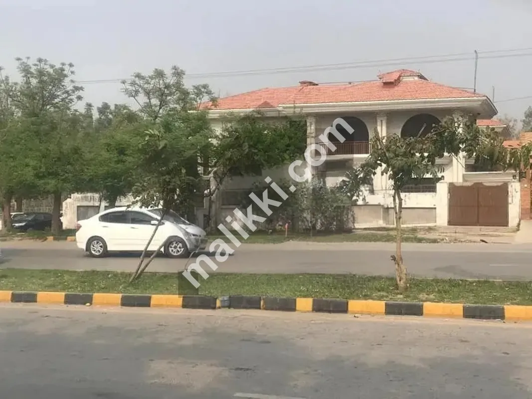 سنبل روڈ، اور احمد فراز روڈ کارنر بنگلہ F-10، اسلام آباد میں برائے فروخت۔ 1111 مربع گز