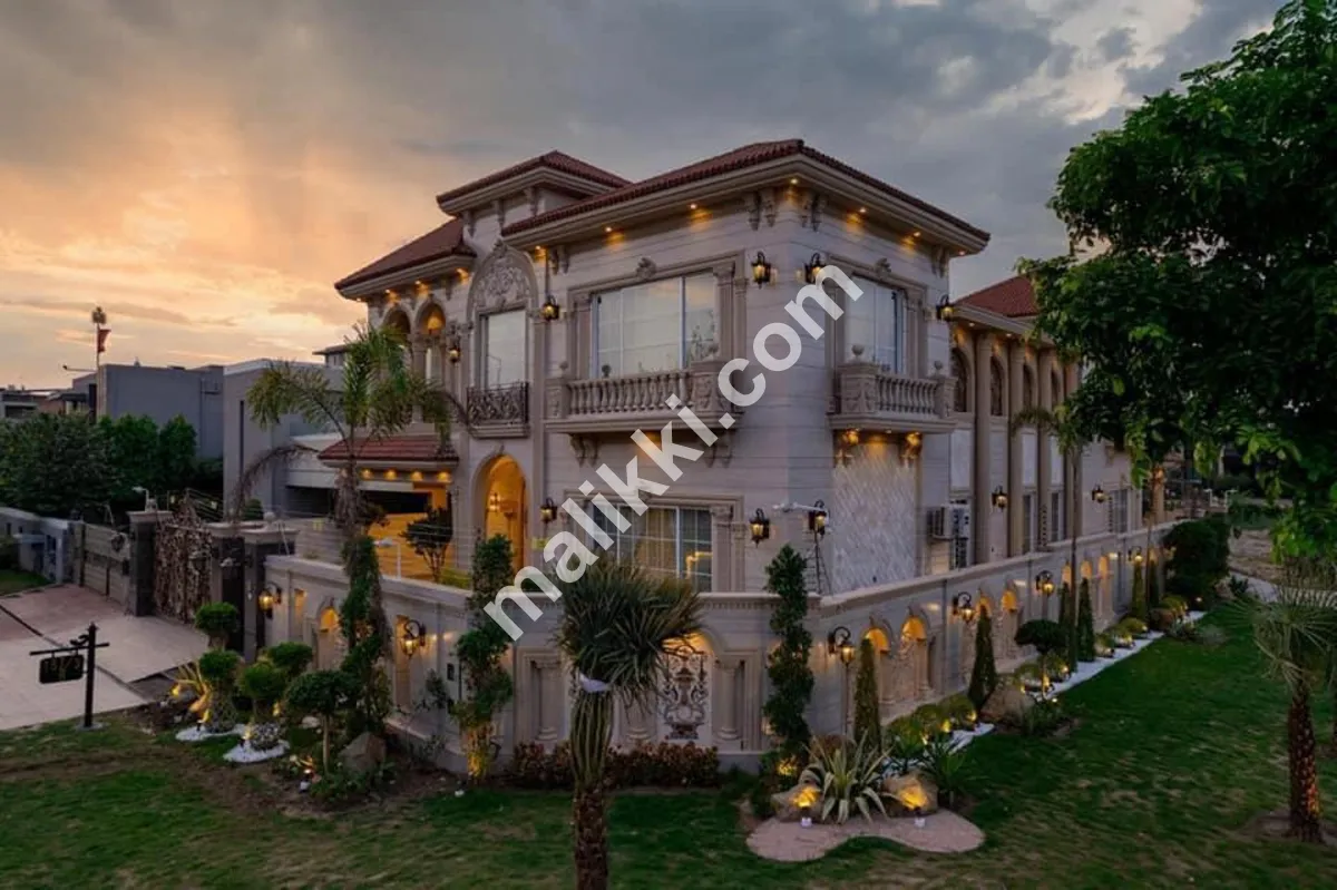 1 کنال بالکل نیا کارنر ہسپانوی بنگلہ جس میں تہہ خانے مکمل طور پر فرنشڈ ہاؤس ہے۔