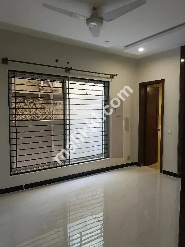  10 Marla Beautiful House Available for sale