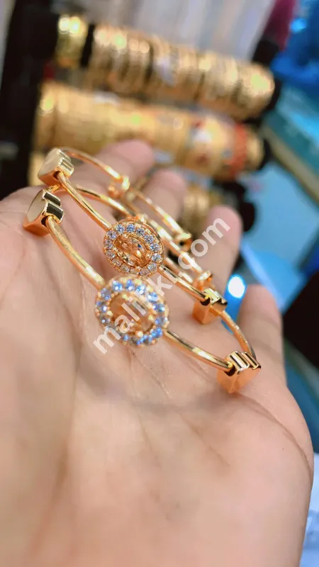 نئے انداز میں سٹینلیس سٹیل کی چوڑیوں کا جوڑا