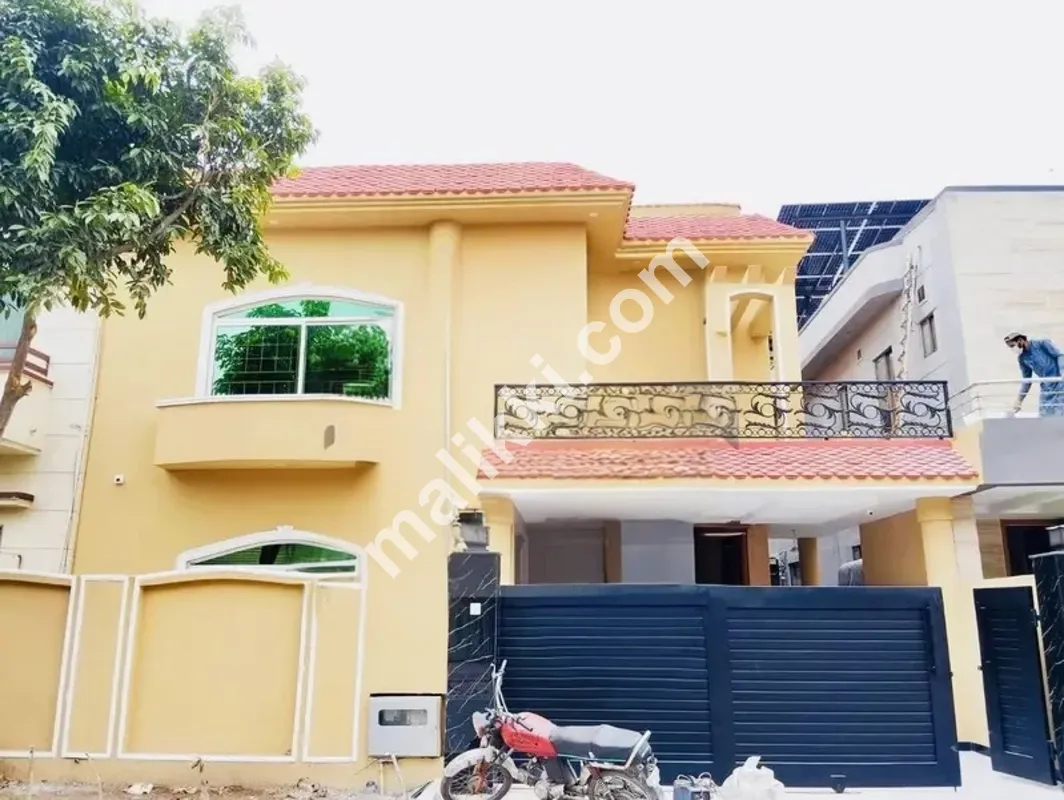 12 MARLA  BOULEVARD HOUSE FOR SALE