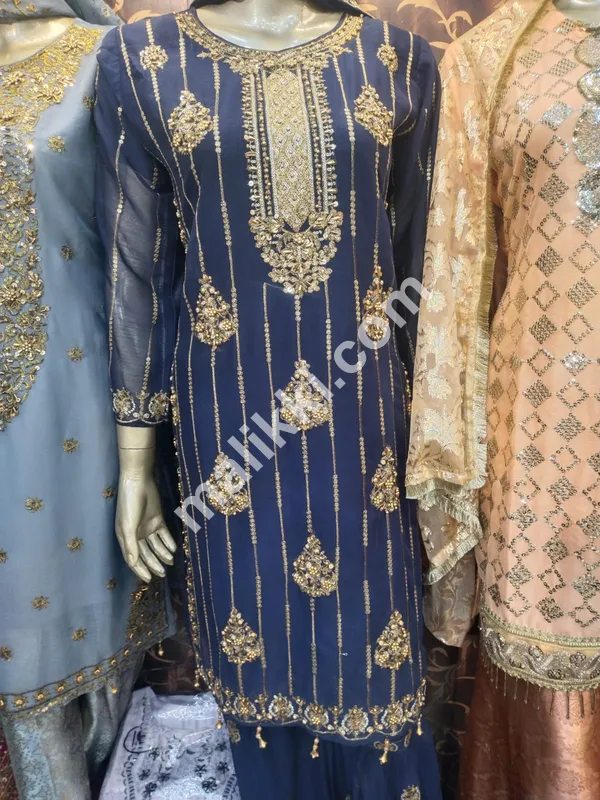 شفان 3 پیس لباس (کڑھائی والا دوپٹہ اور گرارا ٹراؤزر)