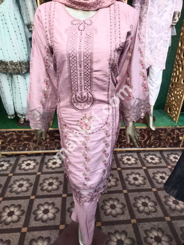 پرنٹ شدہ دوپٹہ کے ساتھ کاٹن 3 پیس ایمبرائیڈری ڈریس