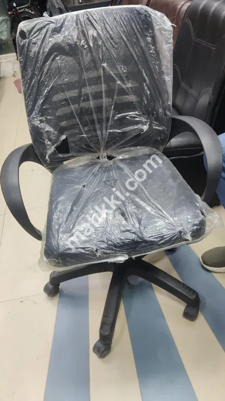 ایک ماڈل ریوالونگ چیئر