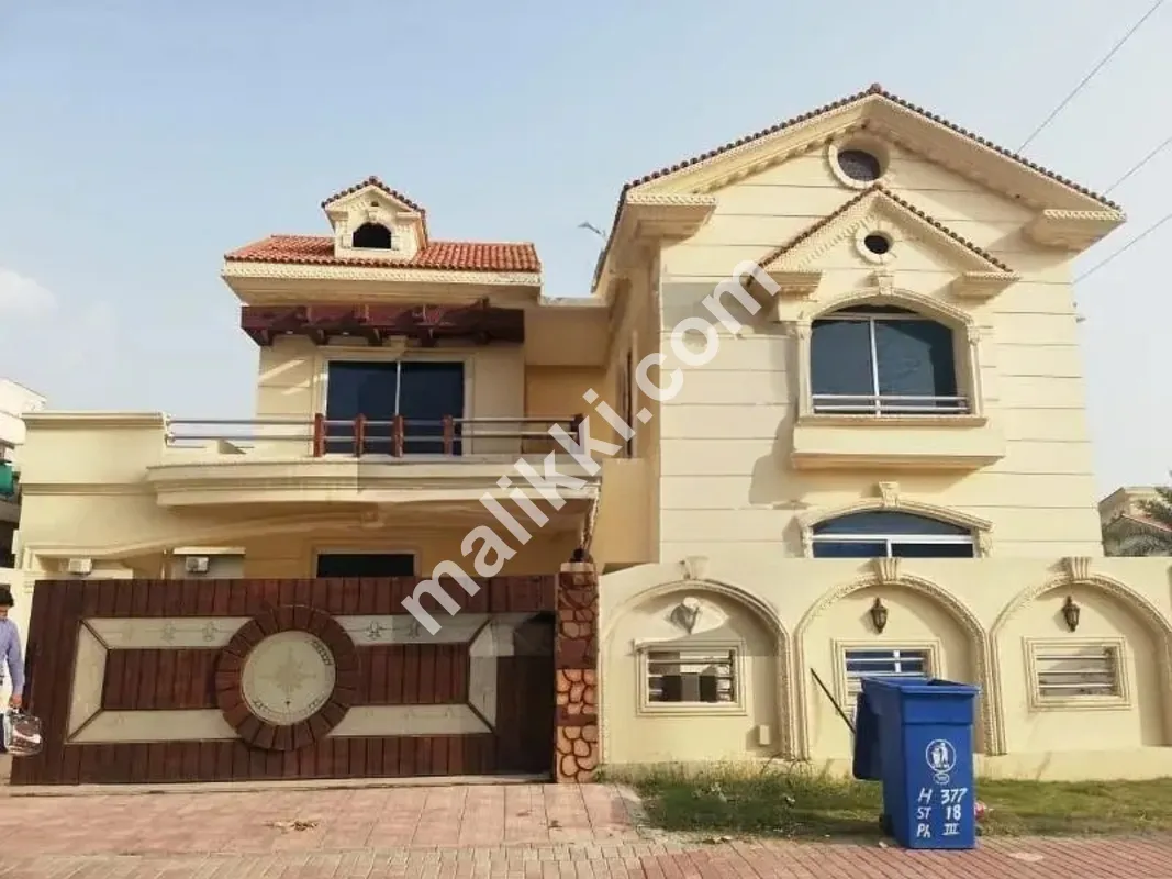 بحریہ ٹاؤن فیز 3 میں ایک کنال کا فرنشڈ کارنر ہاؤس کرایہ پر دستیاب ہے۔