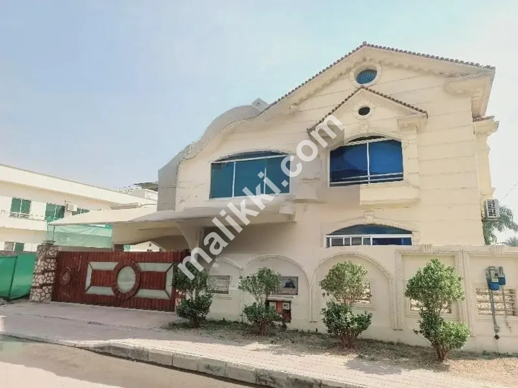 بحریہ ٹاؤن میں 1 کنال مکمل فرنشڈ ڈبل یونٹ مکان کرایہ پر دستیاب ہے۔