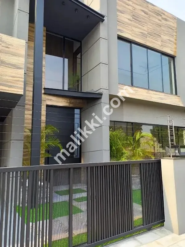18.5 Marla Very Beautiful Designer Corner House , One Unit 4 Bedrooms With Attached Baths One Drawing Room