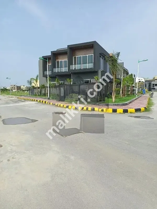 بحریہ ٹاؤن، فیز 8، 1 کنال ڈبل یونٹ ہاؤس 5 بستروں کے ساتھ منسلک حمام سرمایہ کار پر شاندار جگہ