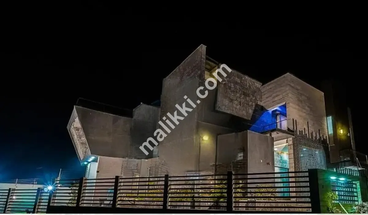 بحریہ ٹاؤن فیز 8، 1.5 کنال فرنشڈ ڈیزائنر اے پلس کنسٹرکشن