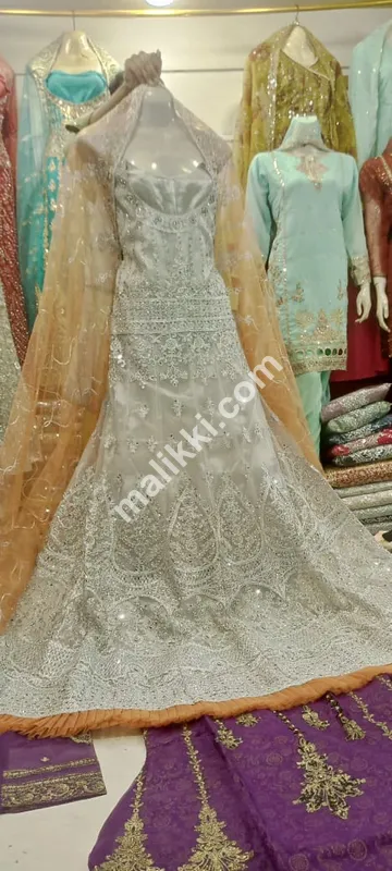 خواتین کے لیے وائٹ نیٹ فراک