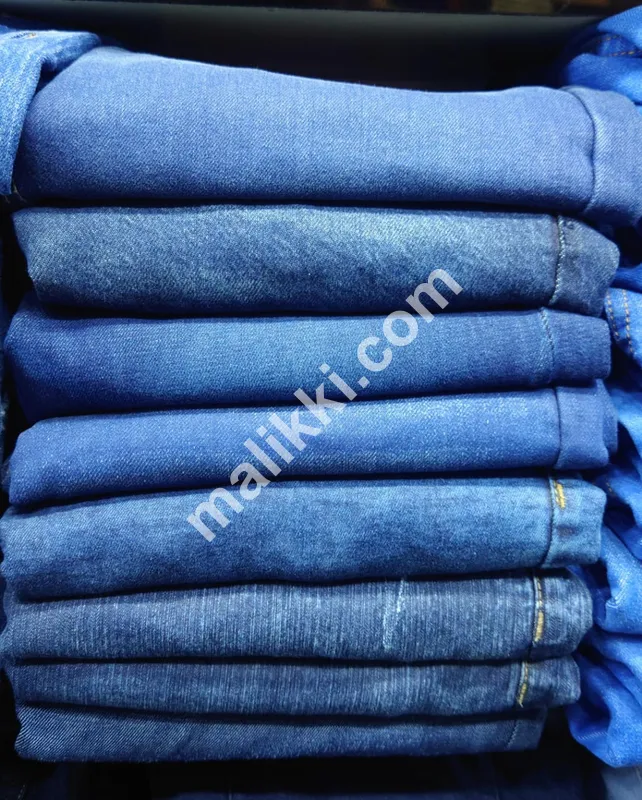 بلیو جینز مردوں کے لیے پھٹی ہوئی ہے۔